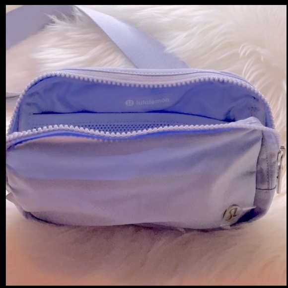 Lululemon Everywhere Belt Bag - 1L NWT Powder Blue - Picture 5 of 5